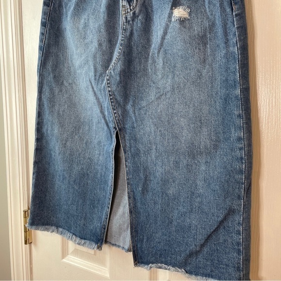 So Long Blue Denim Skirt Stretch Frayed Bottom Hem Light Distressing Size 5/27W - Picture 12 of 16